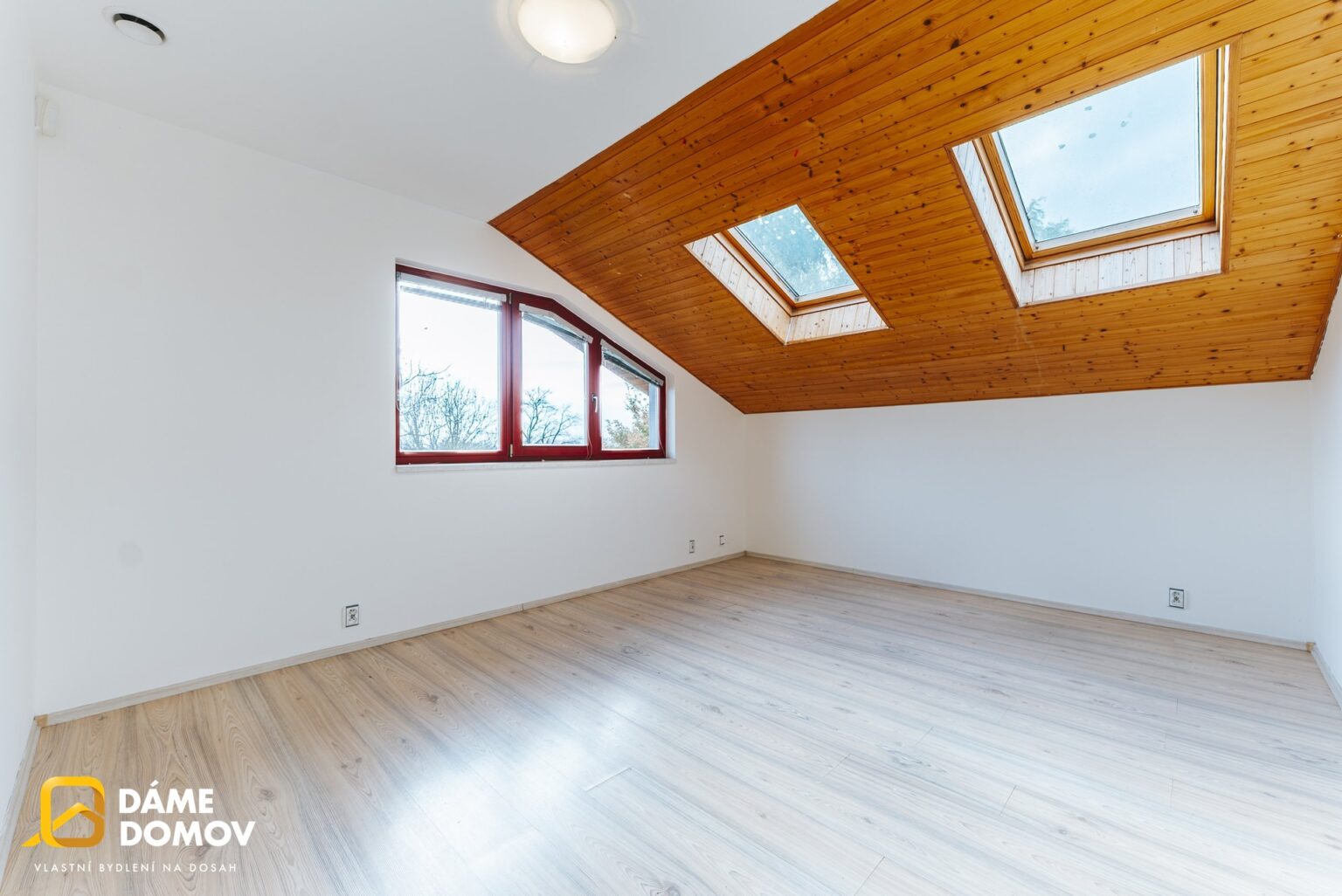 1920x1920wm2410241258-5dbb1-prodej-rodinneho-domu-350-m2-s-bazenem-biotopem-a-velkou-zahradou-pohorelice-046-9a0c7034a4-2060996500