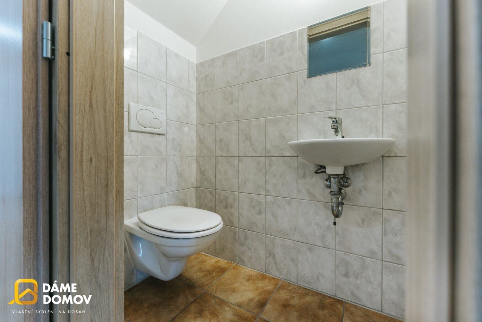 1920x1920wm2410241258-e8896-prodej-rodinneho-domu-350-m2-s-bazenem-biotopem-a-velkou-zahradou-pohorelice-029-252c7034a4-1426898352